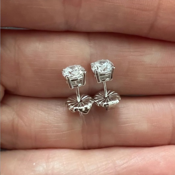 Simulated diamond stud earrings - Picture 3 of 4